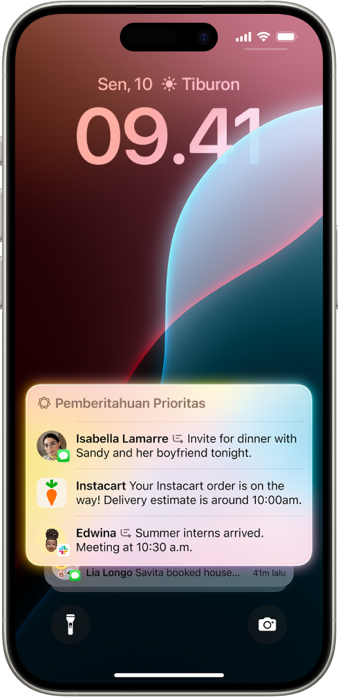 iPhone menampilkan Layar Terkunci. Di bagian bawah layar, pemberitahuan sensitif waktu muncul di bagian atas tumpukan pemberitahuan.