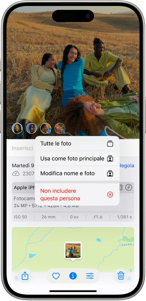 La metà superiore dello schermo di iPhone mostra una foto aperta nell’app Foto. Nell’angolo in basso a sinistra della foto sono presenti punti interrogativi accanto alle persone e agli animali domestici che compaiono nella foto. Viene selezionato un punto interrogativo e viene visualizzato un menu che comprende le seguenti opzioni, dall’alto verso il basso: “Dai un nome a questa persona”, “Tutte le foto”, “Usa come foto principale”, “Modifica nome e foto” e “Mostra meno questa persona”.