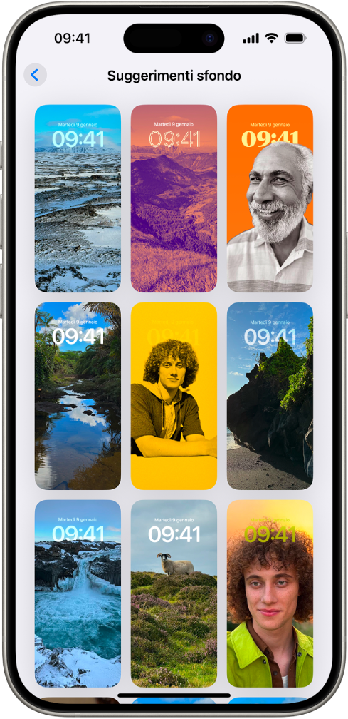 La sezione “Suggerimenti sfondo” è aperta nell’app Foto. Un elenco di suggerimenti mostra combinazioni di foto generate automaticamente, effetti filtro e caratteri dei quadranti.