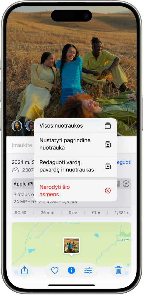 Viršutinėje „iPhone“ ekrano pusėje rodoma nuotrauka, atidaryta programoje „Nuotraukos“. Apatiniame kairiajame nuotraukos kampe šalia nuotraukoje esančių žmonių ir gyvūnų yra klaustukai. Pasirenkamas klaustukas ir iš viršaus į apačią pateikiamas meniu, kuriame yra šios parinktys: „Įvardyti šį asmenį“, „Visos nuotraukos“, „Sukurti pagrindinę nuotrauką, „Redaguoti vardą ir nuotraukas“ ir „Rečiau rodyti šį žmogų“.