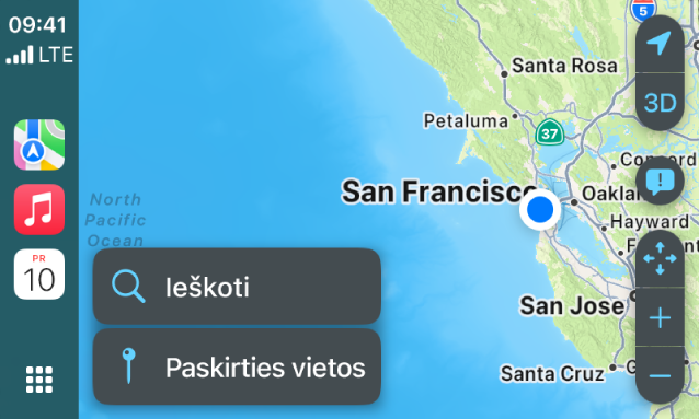 „CarPlay“ ekranas, kuriame rodomas San Fransisko žemėlapis. Dešinėje rodomi mygtukai „Vieta“, „Trimatis vaizdas“, „Pranešimas apie pavojų“ ir „Mastelio keitimas“. Apačioje rodomi mygtukai „Paieška“ ir „Paskirties vieta“.