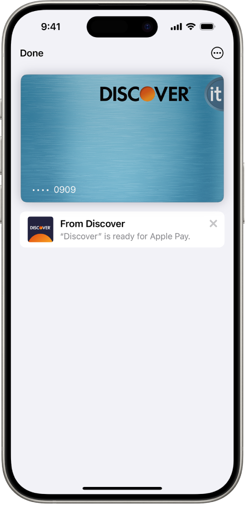 വാലറ്റിലെ Apple Card, മുകളിൽ വലത് വശത്ത് ‘കൂടുതൽ’ ബട്ടൺ കാണിക്കുന്നു. കാർഡ് ഇമേജിന് താഴെ കാർഡ് ബാലൻസ്, പ്രതിവാര പ്രവർത്തനം, പേയ്മെന്റ് ബട്ടൺ എന്നിവയുണ്ട്. സേവിങ്സ് അക്കൗണ്ടിന്റെ നിലവിലെ ബാലൻസും ഏറ്റവും പുതിയ കാർഡ് ഇടപാടുകളും ഏറ്റവും താഴെയാണ്.