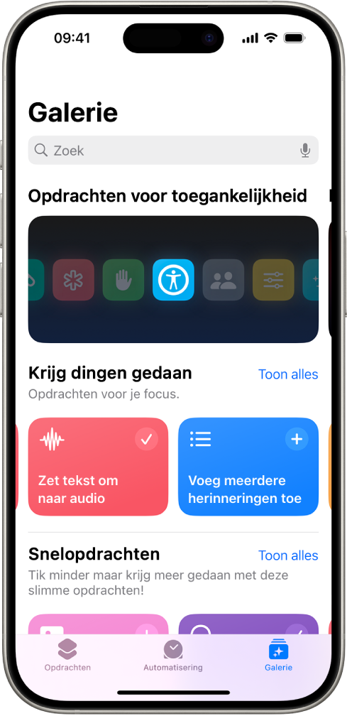 Het scherm 'Galerie' in de Opdrachten-app, met het zoekveld bovenaan. Daaronder staan drie galerieën: 'Opdrachten voor toegankelijkheid', 'Krijg dingen gedaan' en 'Snelopdrachten'. Onder in het scherm staan de knoppen 'Opdrachten', 'Automatisering' en 'Galerie'. 'Galerie' is geselecteerd.