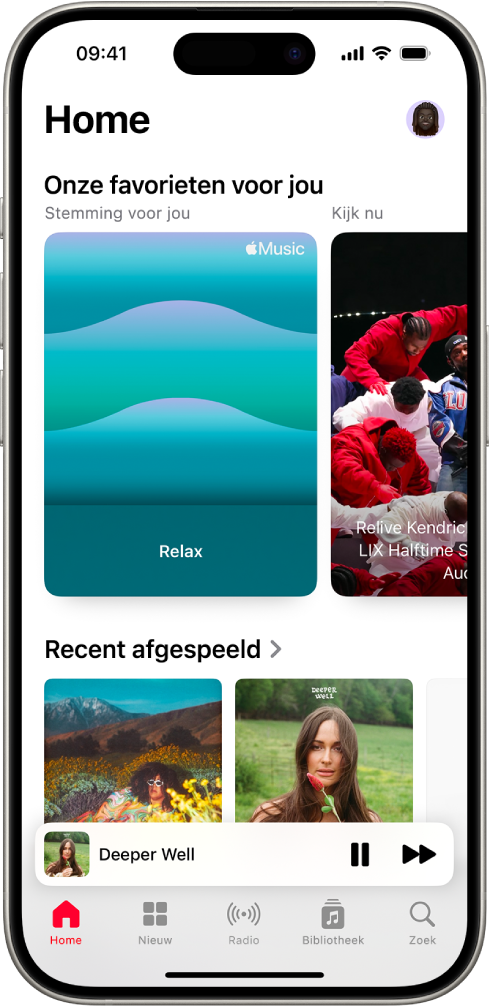 Het scherm 'Home' in de Muziek-app, met 'Onze favorieten' bovenin. Je kunt naar links of rechts vegen om meer muziek te zien die speciaal voor jou is geselecteerd. Eronder staat 'Recent afgespeeld'.
