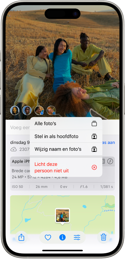 De bovenste helft van het iPhone-scherm toont een foto die in de Foto's-app is geopend. Linksonder in de foto staan vraagtekens naast de mensen en huisdieren die op de foto staan. Een vraagteken is geselecteerd en in een menu met opties zie je, van boven naar beneden: 'Geef deze persoon een naam', 'Alle foto's', 'Stel in als hoofdfoto', 'Wijzig naam en foto's' en 'Licht deze persoon minder uit'.