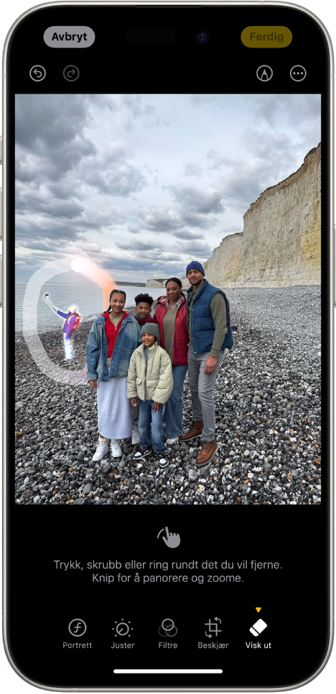 En iPhone viser et redigert bilde i Photos-appen (Bilder). En figur i bakgrunnen av et bilde markeres med en sirkel.
