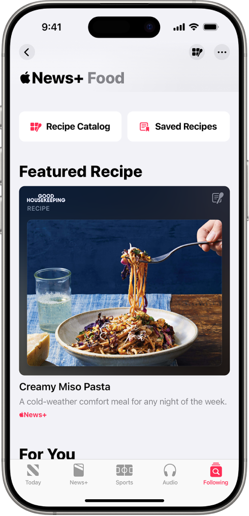 Apple News+ ਵਿੱਚ ਇੱਕ ਰੈਸਿਪੀ, ਜਿਸ ਵਿੱਚ ਰੈਸਿਪੀ ਕੈਟਾਲੌਗ ਅਤੇ ਸੰਭਾਲੀਆਂ ਰੈਸਿਪੀਆਂ ਲਈ ਬਟਨ ਹਨ।
