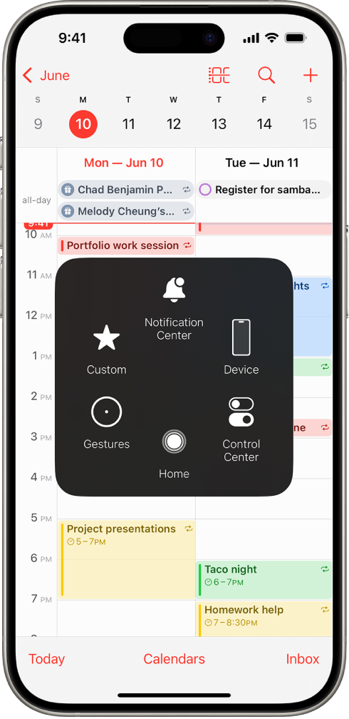 ਇੱਕ iPhone ਜਿਸ ਵਿੱਚ AssistiveTouch ਮੈਨਿਊ ਦਿਖਾਈ ਦੇ ਰਿਹਾ ਹੈ, ਸੂਚਨਾ ਸੈਂਟਰ, ਡਿਵਾਈਸ, ਕੰਟਰੋਲ ਸੈਂਟਰ, ਹੋਮ, ਜੈਸਚਰ ਅਤੇ ਵਿਉਂਤਬੱਧ ਲਈ ਕੰਟਰੋਲ ਦਿਖਾਈ ਦੇ ਰਹੇ ਹਨ।