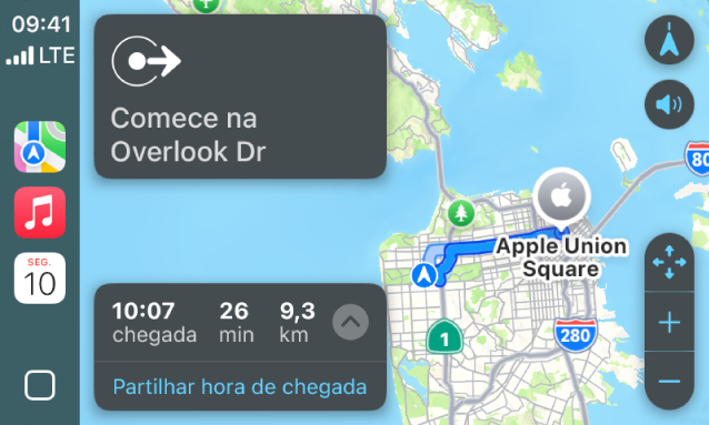 O CarPlay a mostrar Mapas, Música e Calendário na barra lateral. À direita está um itinerário de navegação de Apple Park para Apple Union Station.