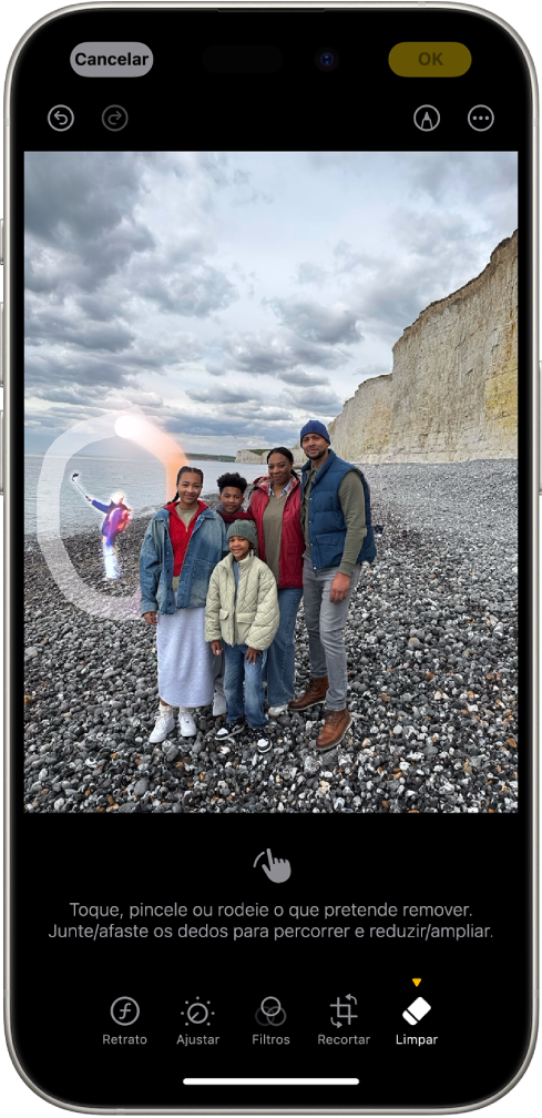 Um iPhone a mostrar uma fotografia editada na aplicação Fotografias. Uma figura em plano de fundo da fotografia é realçada com um círculo em redor dela.