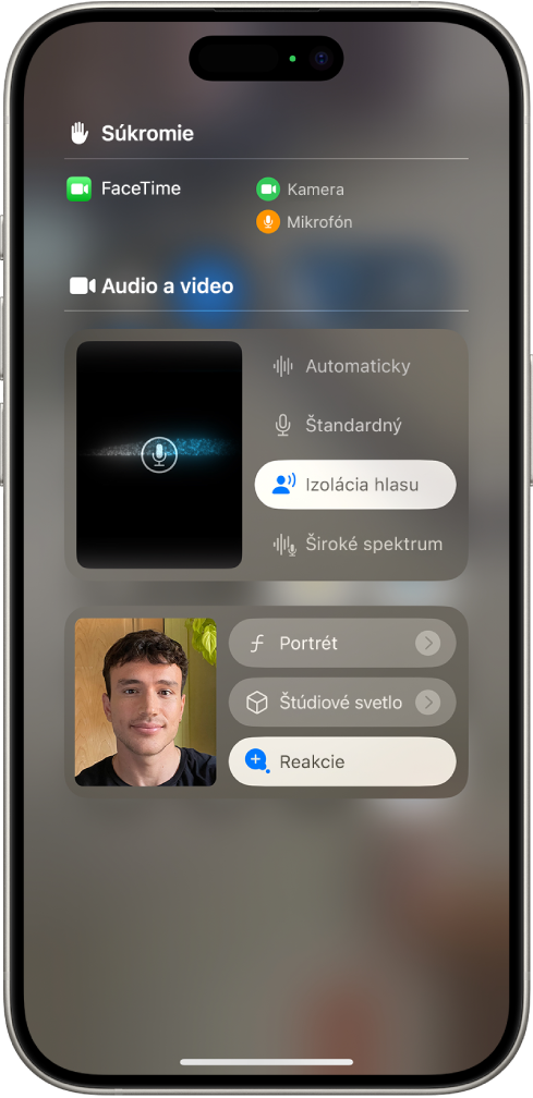 Nastavenie FaceTime hovorov v Ovládacom centre so zobrazenými nastaveniami zvuku Autom., Štandardné, Izolácia hlasu a Široké spektrum.