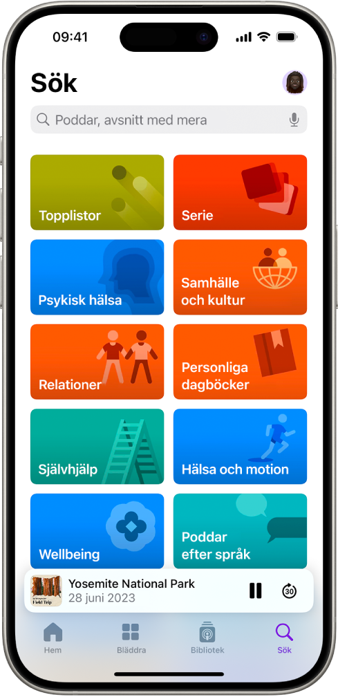 Sökskärmen i appen Podcaster som visar poddkategorier. Nedtill på skärmen finns bildmaterial för avsnittet, avsnittets titel och knapparna Pausa och Hoppa framåt. Längst ned på skärmen finns flikarna Hem, Bläddra, Bibliotek och Sök.