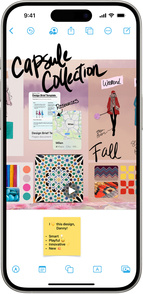 Freeform செயலி திறந்துள்ள ஒரு iPhone காட்டப்பட்டுள்ளது. கையால் எழுதுதல், உரை, வரைபடங்கள், வடிவங்கள், புகைப்படங்கள், வீடியோக்கள், ஸ்டிக்கி நோட்ஸ், இணைப்புகள் மற்றும் பிற கோப்புகள் இங்குள்ள போர்டில் காட்டப்பட்டுள்ளன.