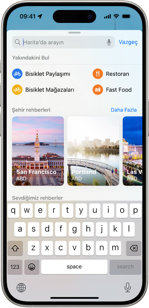 Arama alanını, yakındaki servisleri ve şehir rehberlerini gösteren Harita uygulaması. Ekranın alt bölümünde iPhone ekran klavyesi var.