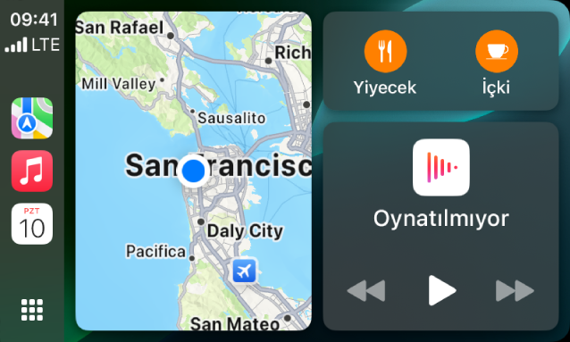 Kenar çubuğunda Harita, Müzik ve Mesajlar uygulamalarını gösteren CarPlay Kontrol Paneli. Sağ tarafta Apple Park’ın haritası, navigasyon penceresi ve şu an çalınan penceresi var.