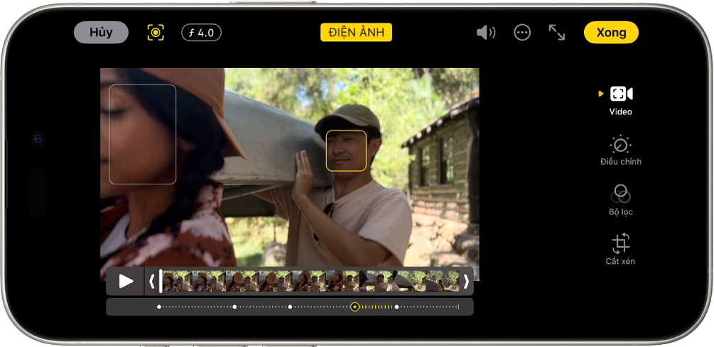 Màn hình Sửa của video chế độ Điện ảnh. Ở trên cùng bên trái của màn hình là nút Hủy, nút Điện ảnh thủ công và nút Điều chỉnh chiều sâu. Ở chính giữa trên cùng của màn hình, nút Điện ảnh được chọn. Ở trên cùng bên phải của màn hình là nút Âm lượng, nút Thêm, nút Chuyển sang toàn màn hình và nút Xong. Video ở chính giữa màn hình và có một khung bao quanh chủ thể lấy nét. Bên dưới video là trình xem khung hình hiển thị vị trí trong video mà lấy nét chủ thể thay đổi. Các nút sửa nằm ở bên phải của màn hình, từ trên xuống dưới: Video, Điều chỉnh, Bộ lọc và Cắt xén.