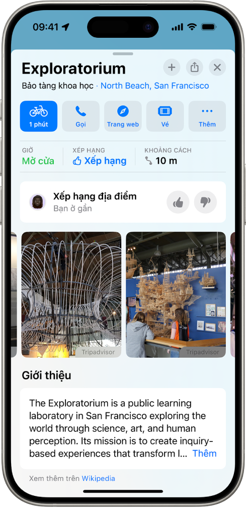 Thẻ địa điểm cho một bảo tàng với trạng thái mở cửa, xếp hạng, mô tả, ảnh và các nút để gọi điện, truy cập trang web hoặc mua vé.