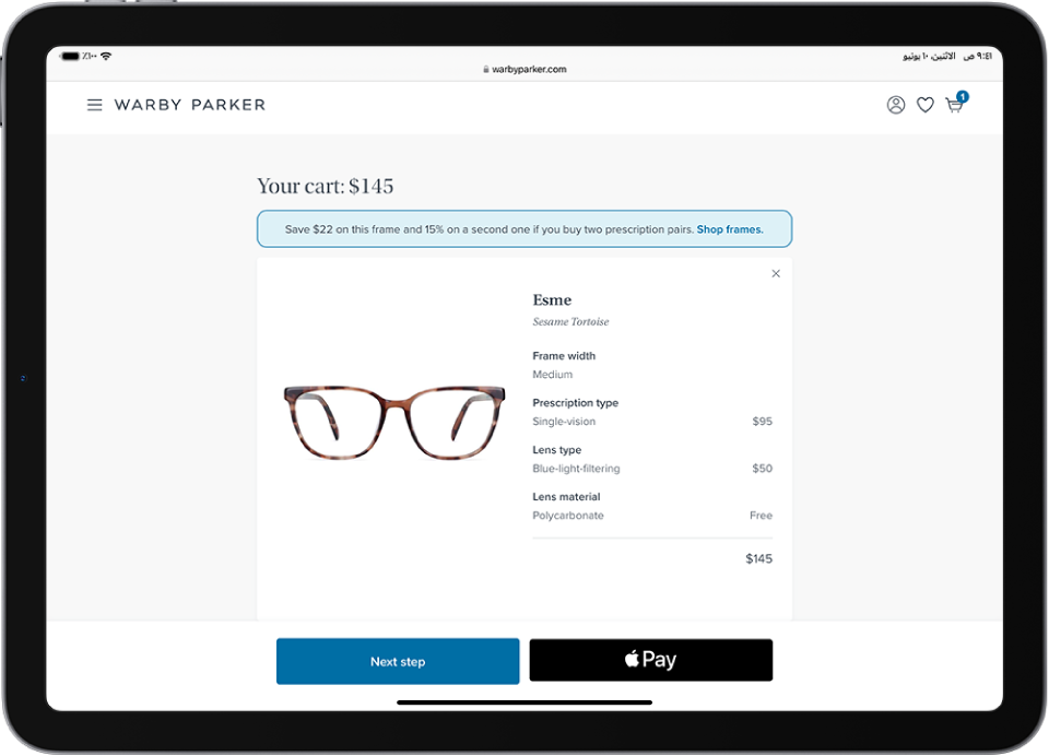 صفحة ويب في سفاري تعرض عربة تسوق بها أسعار العناصر المحددة. يظهر زر Apple Pay في الجزء السفلي الأيسر.