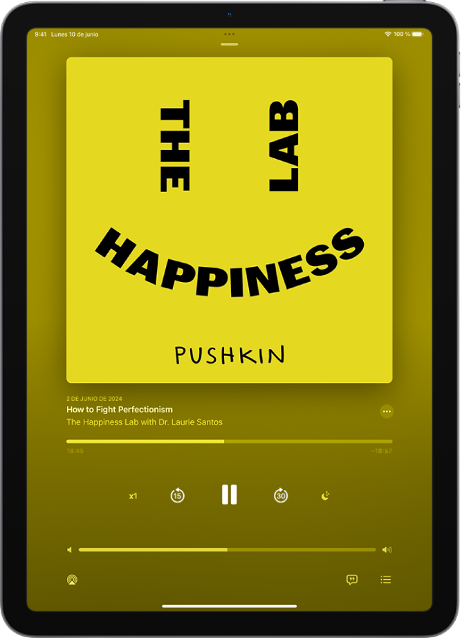 Pantalla “En reproducción” en la app Podcasts con la ilustración del podcast, el título del episodio, los controles de reproducción y el regulador de volumen. En la parte inferior de la pantalla está el icono de AirPlay y el botón “A continuación”.