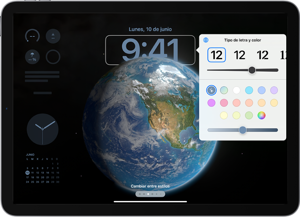 Pantalla de bloqueo del iPad con una foto de la Tierra que ocupa toda la pantalla. A la izquierda están los widgets de Reloj, Calendario, Recordatorios, Tiempo y la batería del Apple Pencil.