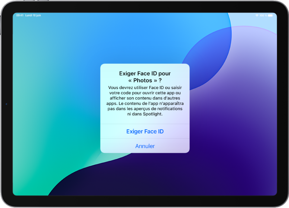 Une alerte sur l’écran de l’iPad invitant l’utilisateur à utiliser Face ID pour ouvrir l’app Photos.