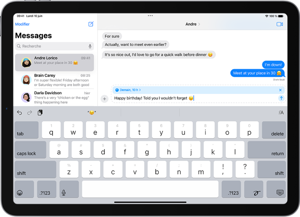 Une conversation dans l’app Messages. Le message le plus récent est programmé pour être envoyé demain à 10 h.