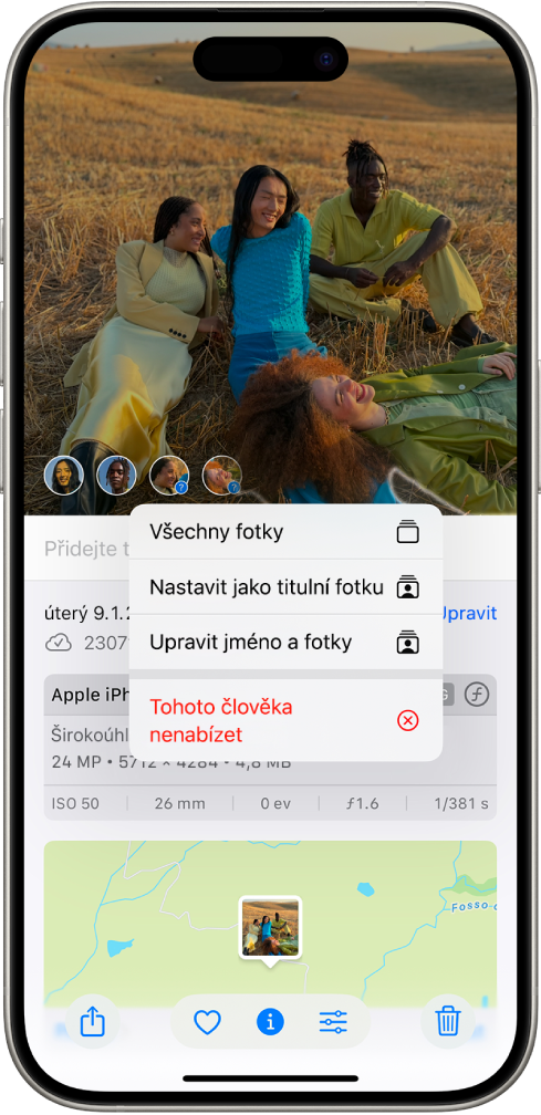 V horní polovině displeje iPhonu je vidět fotka otevřená v aplikaci Fotky. V levém dolním rohu fotky jsou u osob a zvířat, které se na ní objevují, vidět otazníky. Jeden z otazníků je vybraný a zobrazuje se nabídka voleb (shora dolů): Pojmenovat osobu, Pojmenovat zvíře, Všechny fotky, Nastavit jako titulní fotku, Upravit jméno a fotky a Tohoto člověka nabízet méně.
